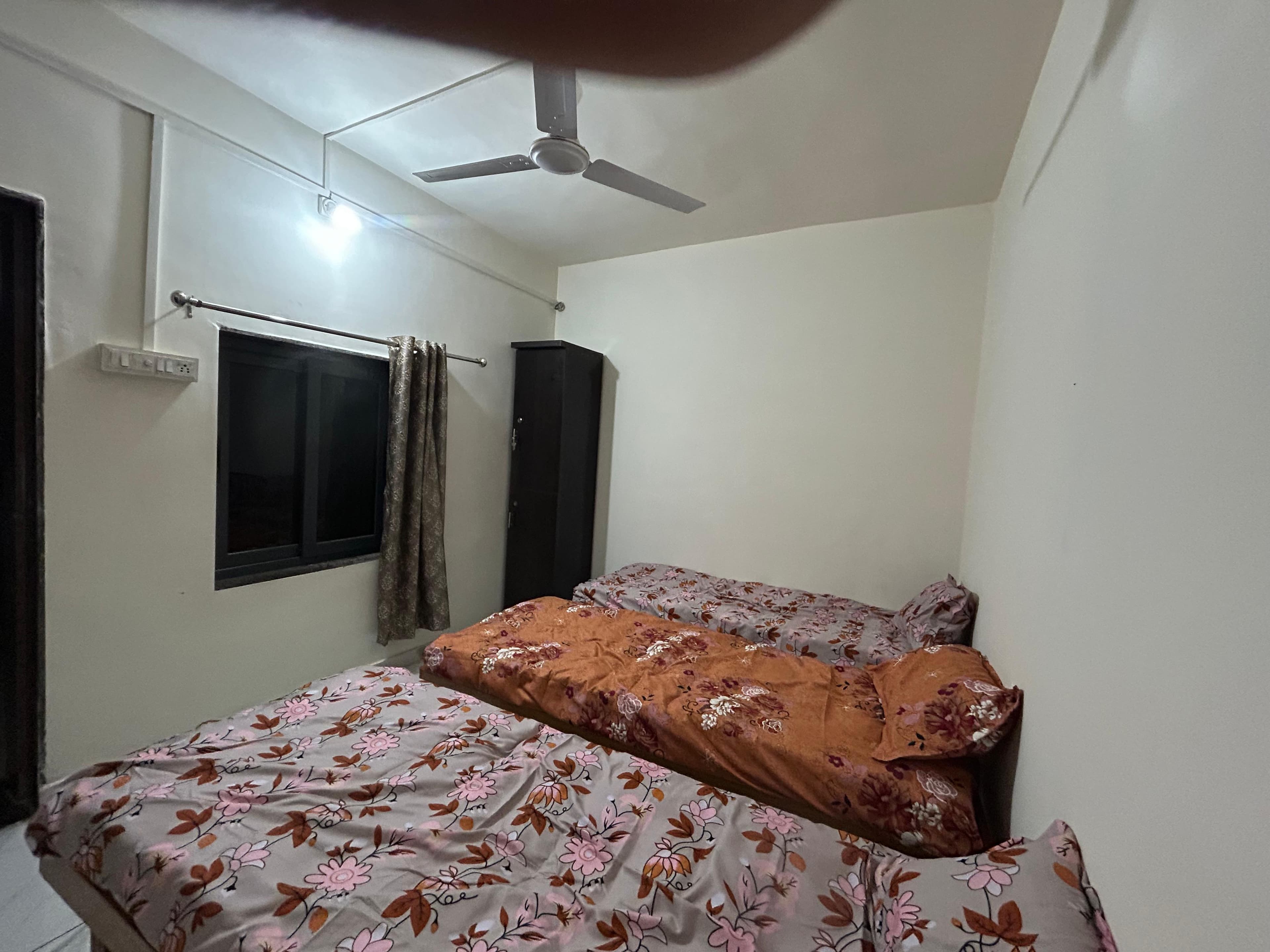 Spacious Bedroom & Wardrobe
